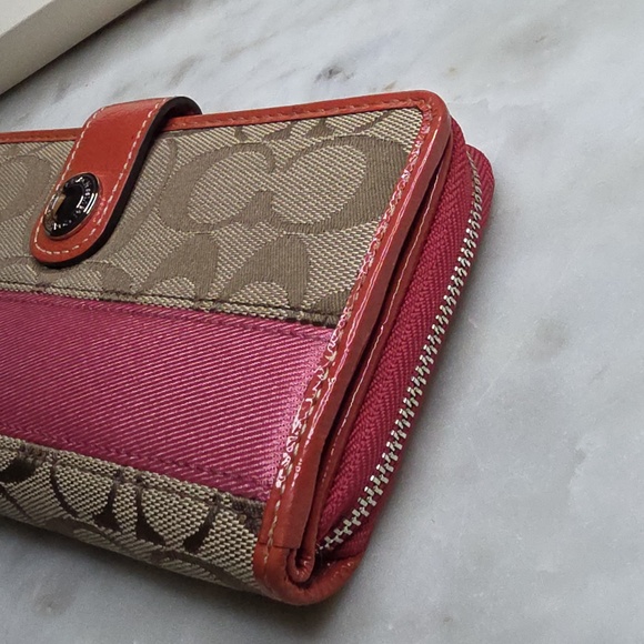 Coach signature canvas wallet with pink leather and a pink accent stripe - Picture 5 of 14